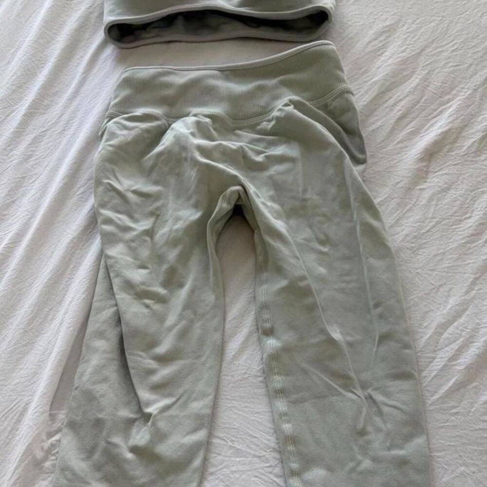 AMAZON Women's Light Green Two Piece Activewear Workout Gym Matching Set Size Me